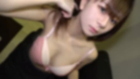 【爱逞强的援交女大生】有要干完事的氛围，想做完就走的氛围全开的女大生！用大人的认真口交，从喉咙深处到无套中出的纪录影像 FC2-PPV-4831302